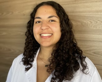 a woman in a white shirt and a white shirt
