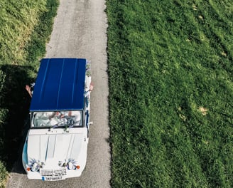 Notre drone film l'arrivée au domaine 