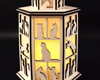 Holzlaterne mit Katzenmotiven, beleuchtet von Innen