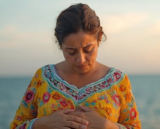 Mujer tocándose el pecho y viendo hacia el suelo con un fondo de mar 