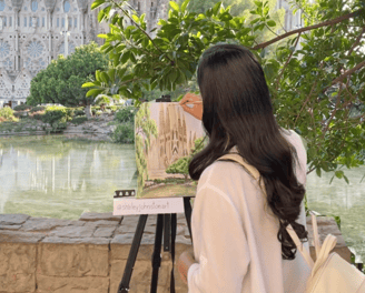 Artista shirley johnston pintando la sagrada familia en barcelona