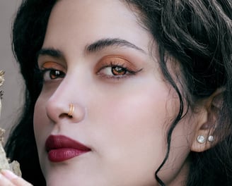 Retrato cercano de una mujer blanca hermosa con ojos de color dorado como si fuera una vampira