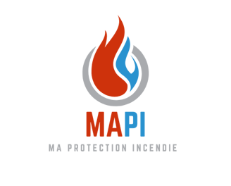 Le camion rouge avec le logo MAPI sur la porte arrière qui roule dans une ville de nuit avec lumière