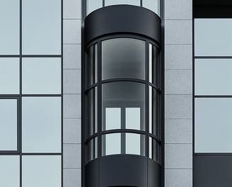 Elevador panorámico moderno en edificio corporativo. Soluciones profesionales de ENKO Elevación para