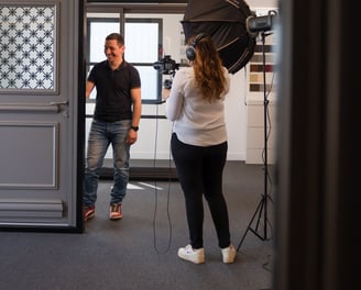 Tournage sur site de film corporate à vitré, avec vidéaste professionnelle