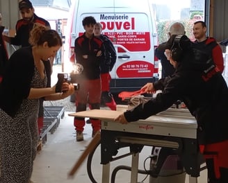 Equipe de l'entreprise louvel en tournage sur site avec videaste léa olivier