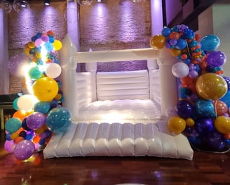 Evento com inflável branco e bexigas de luxo para festas de alto padrão