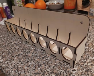 Holzregal mit mehreren Fächern, sowie Löchern auf der Vorderseite