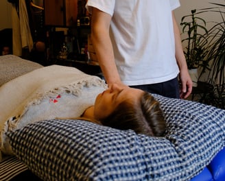 Thomas Busson échange avec sa cliente d'une douleur à l'épaule