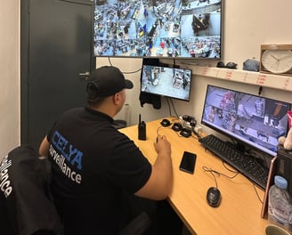 Un agent de sécurité surveille les caméras de surveillance