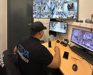 Agent de sécurité surveillant les écrans de télésurveillance à Casablanca