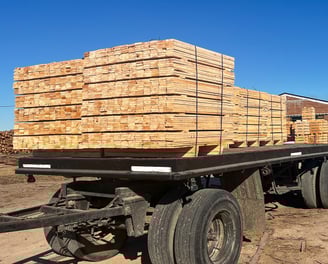 camion cargado con paquetes de tablas pallet