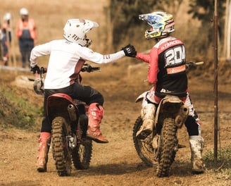 Deux motards qui se saluent après une course 