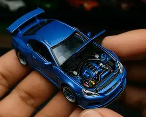 Carro de juguete que se le ve el motor