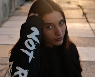 una modelo con un buzo