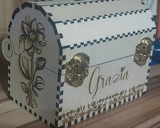 Eine Holzkiste mit Blumenmuster und dem Namen Grazia auf der Vorderseite