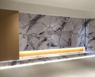 pose d'un décor mural et installation d'une résine epoxi au sol