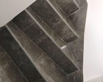 habillage escaliers par un parleur , carrelage effet marbre sur la ville de paris