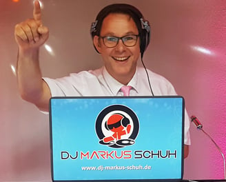 Hochzeits DJ Bayern alias DJ Markus vor seinem DJ-Laptop mit Logo