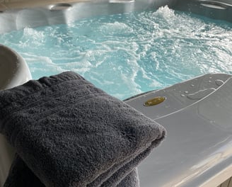Jacuzzi et Sauna dans nos lodges