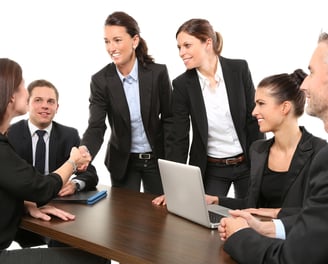 Eine Gruppe Vermögensberater bei der Zusammenarbeit