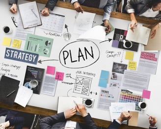 Consultores creando estrategias para fortalecer la percepción de marca y la fidelización de clientes
