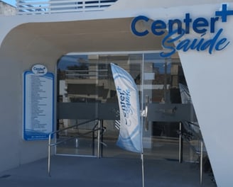 "Fachada da Clínica Center Mais Saúde em Surubim. A imagem mostra a entrada principal da clínica, de