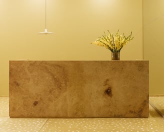 Reception area with floral arrangement – welcoming design at fertility clinic in Mexico.