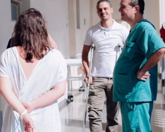 Rômulo de Abreu Netto, ginecologista, em acompanhamento de gestante em hospital de Ponte Nova