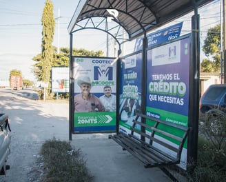 Adhesivo publicitario personalizado para superficies interiores y exteriores.
