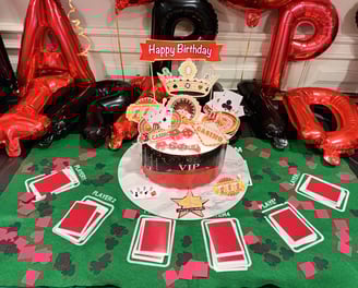Decoración de mesa y pastel con temática de casino para un 45 cumpleaños
