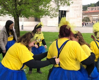 Chicas divirtiéndose en una despedida de soltera