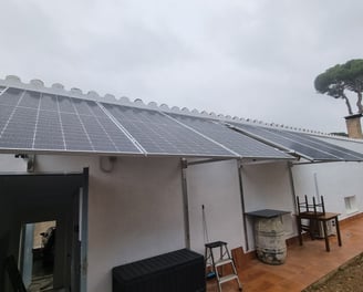 Instalación solar en fachada con backup