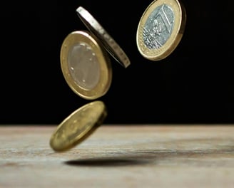 Photo de pièces de monnaie tombant sur une table