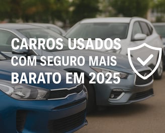 Fila de carros usados estacionados em pátio ao ar livre, com destaque para um sedã azul em primeiro