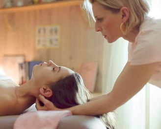 Mouvements doux sur le visage, la nuque et le crâne pour calmer le système nerveux