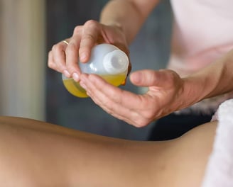 Soin ayurvédique du corps complet à l’huile chaude pour nourrir les tissus et harmoniser les énergie