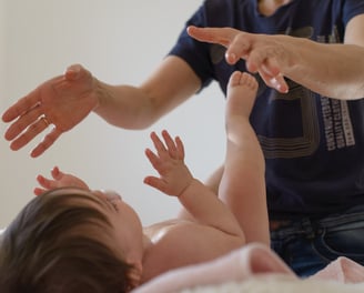 Soin bébé en délicatesse, pour sécuriser, apaiser et renforcer le lien affectif dès la naissance