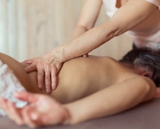 Massage enveloppant du corps entier pour apaiser les tensions physiques et émotionnelles