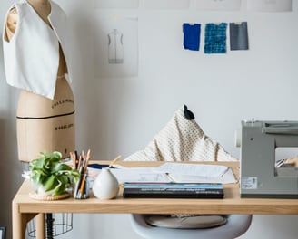 un atelier de travail qui propose des vêtements en gros personnalisés sur l'Ile de la Réunion