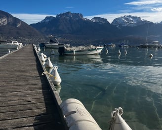 vue sur le lac d'Annecy depuis un ponton à Sevrier