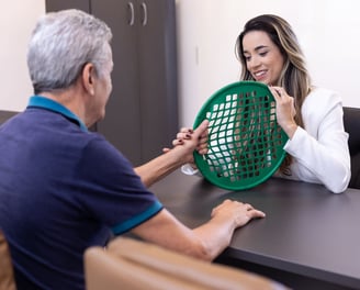 Amanda Magesto, terapeuta ocupacional, reabilitando mão de paciente