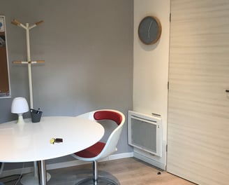 Bureau au rez-de-chaussée de chaussé équipé avec mobilier et une porte fenêtre