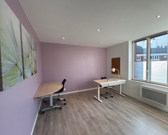 Bureau au premier étage équipé avec mobilier et une grande fenêtre