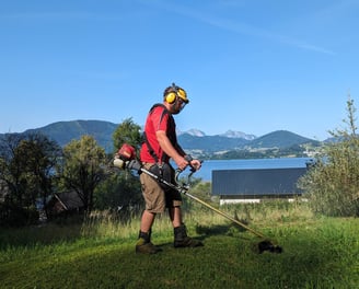 Mäharbeiten am Seegrundstück