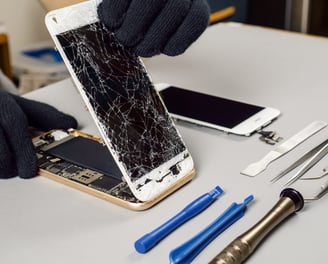 On voit un Iphone cassé, entrain de se faire changer l'écran