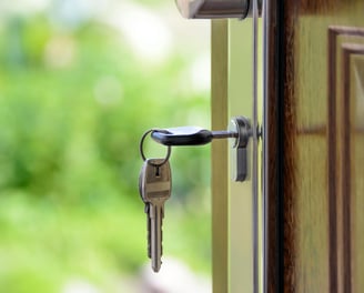 a keychaik with keys in it