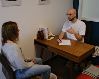Thomas Busson échange avec sa cliente lors d'une séance de suivi