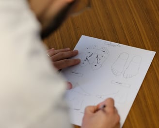 Thomas Busson réalise une cartographie du pied pour un soulagement personnalisé