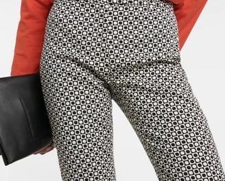 Une femme qui porte un pantalon noir et blanc à motif